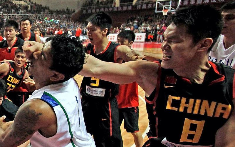 中国男篮vs巴西打架解说回放